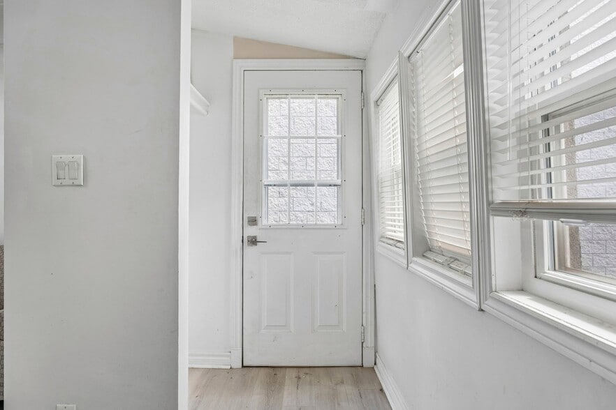 More Photos Of 43 Whitfield Av, Hamilton Manufacturing For Sale