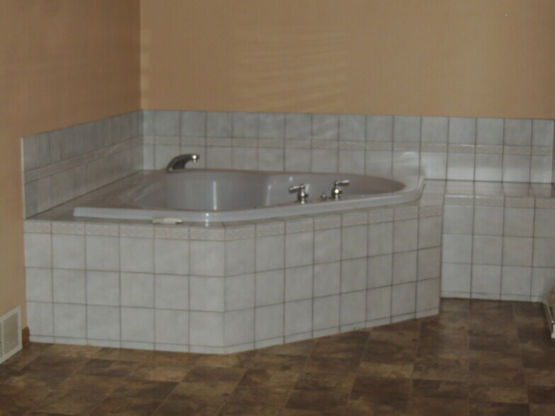 More Photos Of 726 Valley Rd, Menasha Bar For Sale