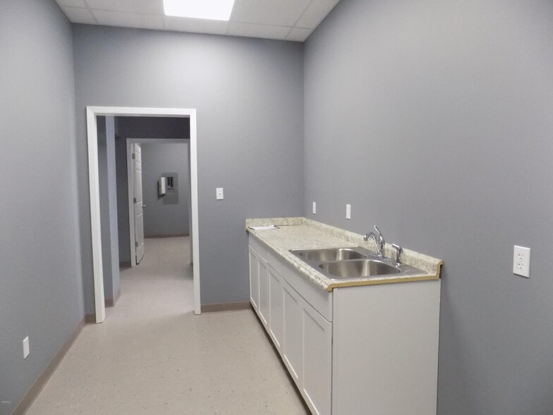 More Photos Of 1575 W Central Ave, Wiggins Office For Sale