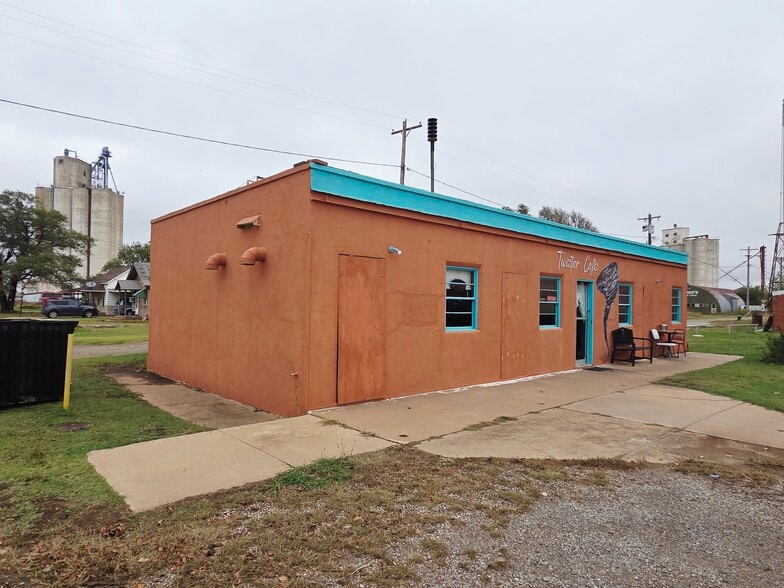 More Photos Of 124 Main St, Wakita Restaurant For Sale