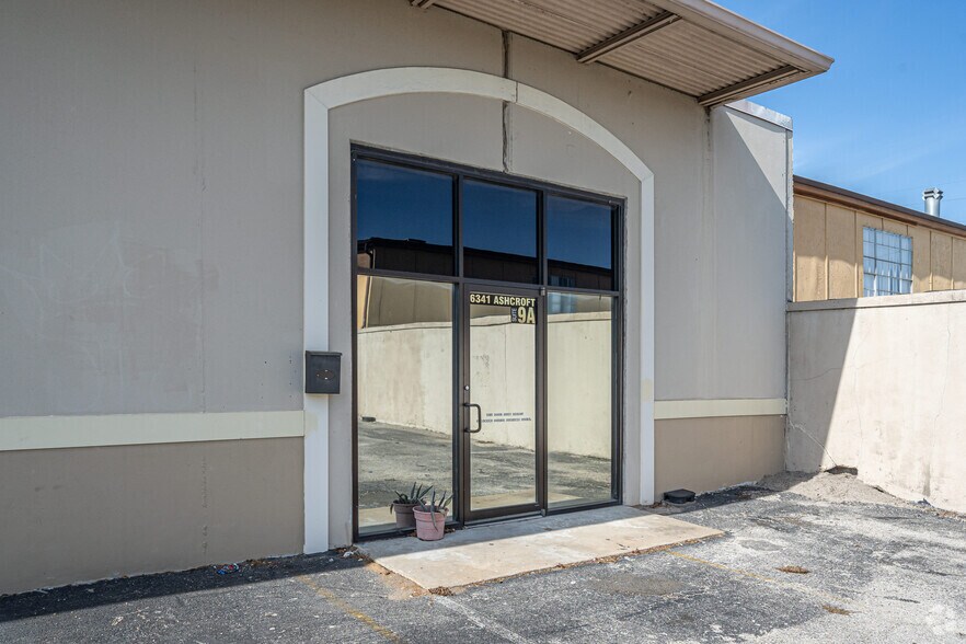 More Photos Of 6301-6335 Ashcroft Dr, Houston Showroom For Lease