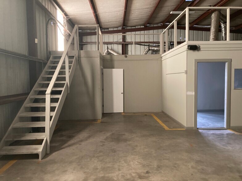 More Photos Of 204 Saul Dr, Scott Warehouse For Lease
