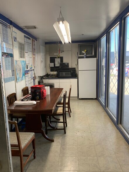 More Photos Of 1677 W 31st Pl, Hialeah Manufacturing For Lease
