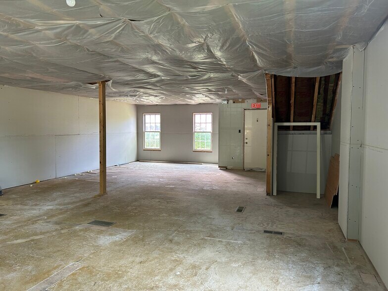 More Photos Of 2-6 Samson Rock Dr, Madison Office For Lease