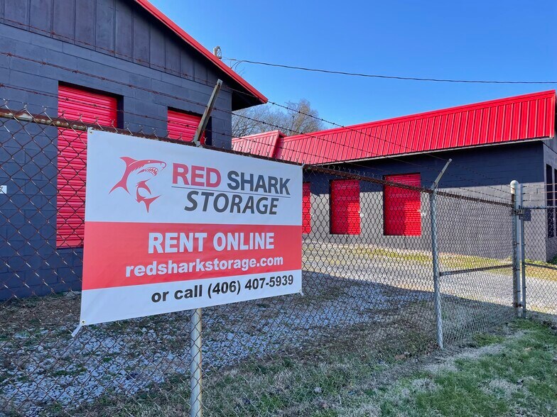 More Photos Of 1716 Royal Dr, Maryville Self Storage For Sale