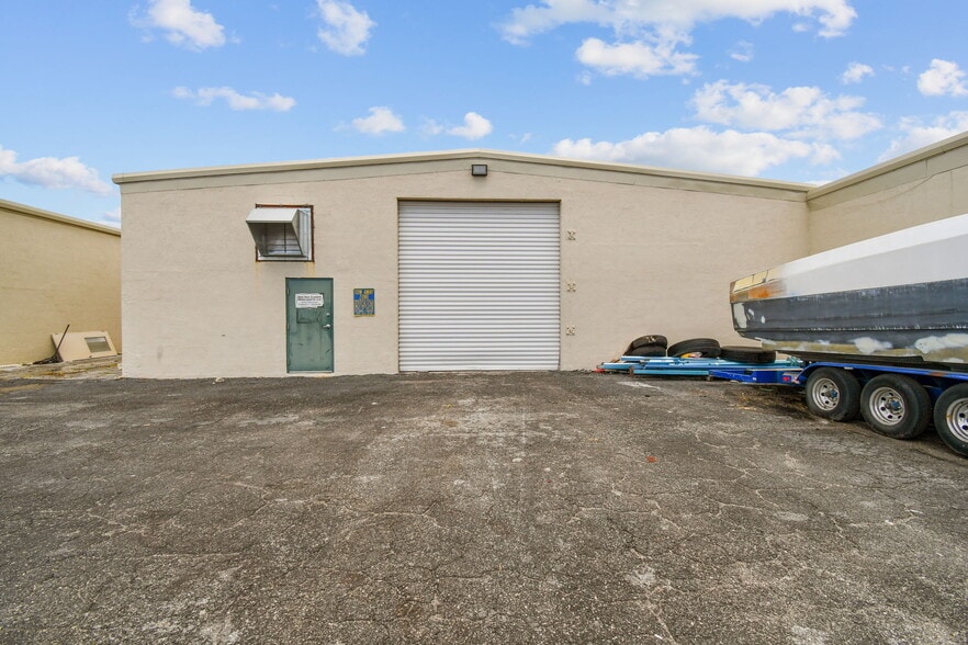 More Photos Of 13195 N 49th St N, Clearwater Warehouse For Lease
