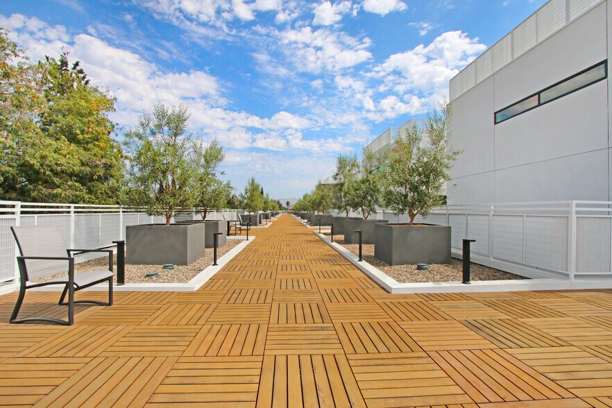 More Photos Of 6625 Reseda Blvd, Reseda Apartments For Lease