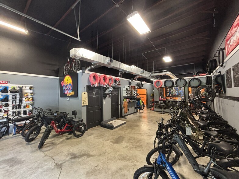 More Photos Of 1008 W Farmer St, Ozark Warehouse For Lease