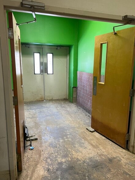 More Photos Of 728 Stanton Christiana Rd, Newark Warehouse For Lease