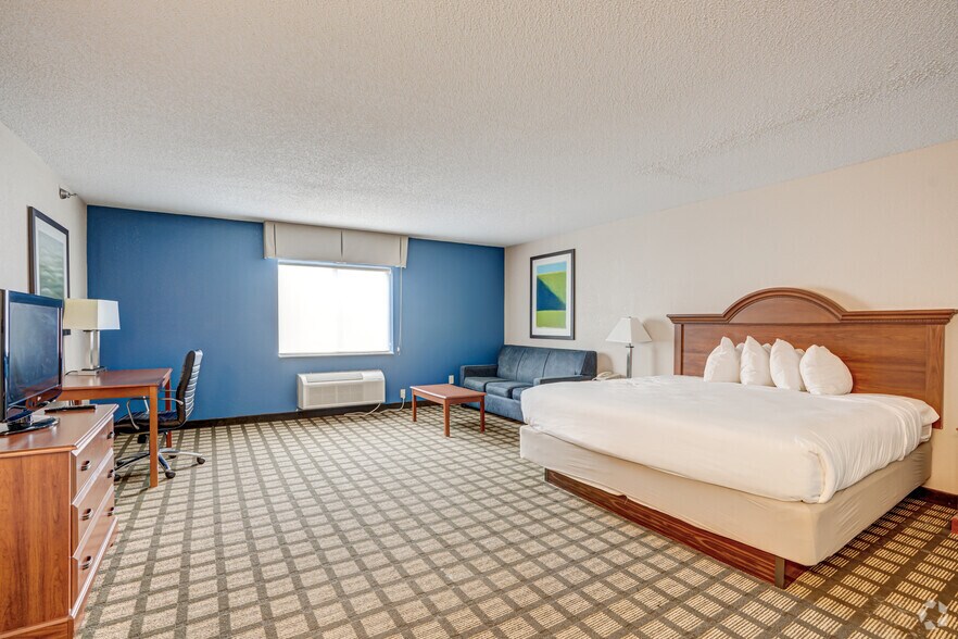 More Photos Of 2285 Washington St, Galesburg Hotel For Sale