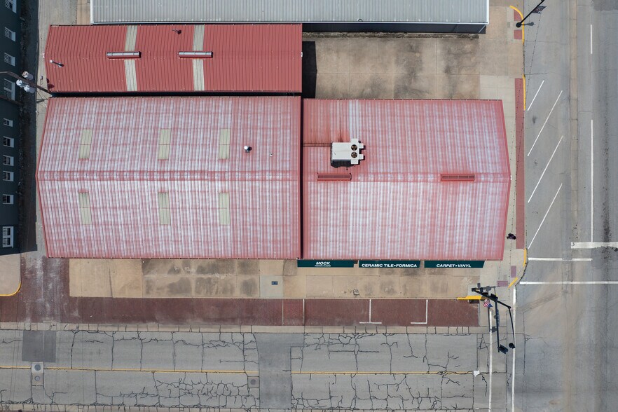 More Photos Of 300 W Grand Ave, Ponca City Freestanding For Sale