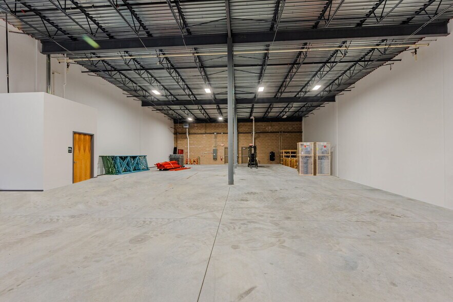 More Photos Of 410 Diamond State Blvd, Middletown Light Distribution For Lease