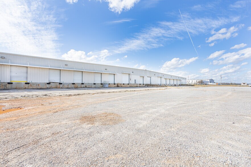 Primary Photo Of 942 W Park Dr, Selma Warehouse For Lease