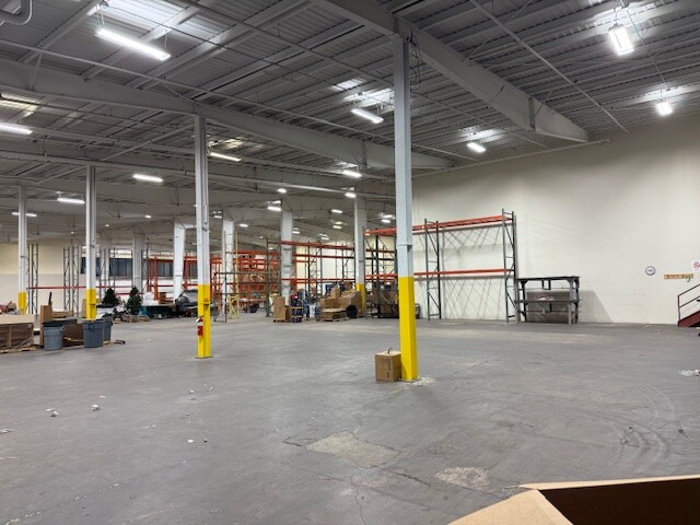 More Photos Of 660 Main St, Sturbridge Warehouse For Lease