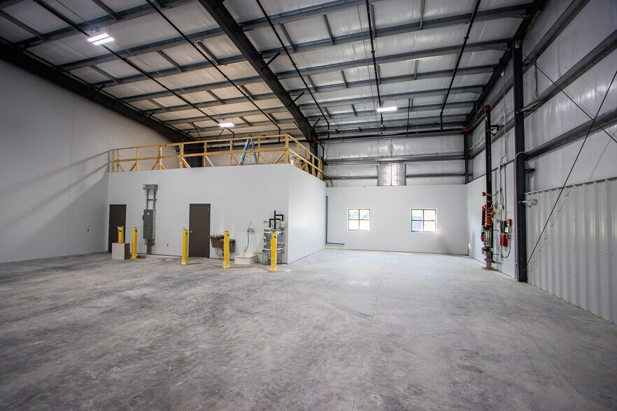 More Photos Of 181 Newland Rd, Columbia Warehouse For Lease