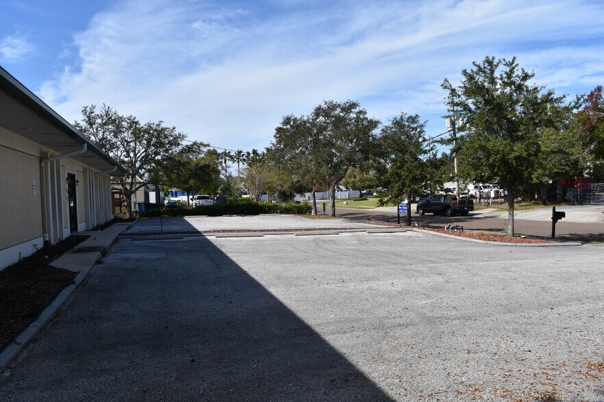 More Photos Of 325 Scarlett Blvd, Oldsmar Warehouse For Sale
