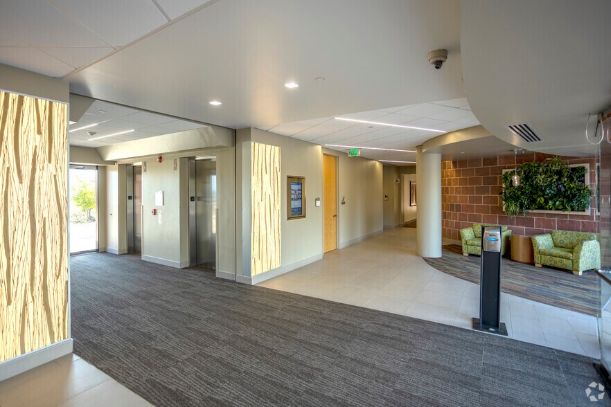 More Photos Of 11440 W Bernardo Ct, San Diego Coworking Space