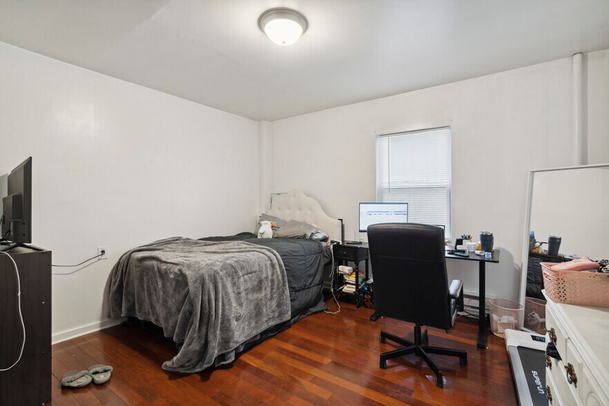 More Photos Of 23-25 S 19th St, Philadelphia Storefront Retail Office For Sale