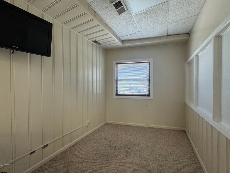 More Photos Of 101-109 Wellwood Ave, Lindenhurst Storefront Retail Office For Lease