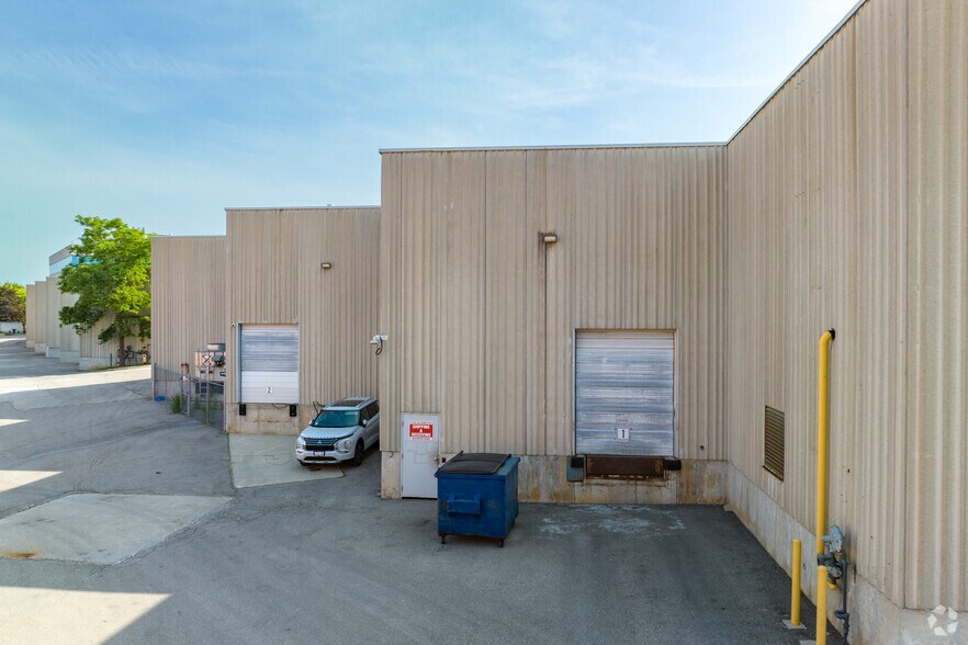 More Photos Of 450 Hood Rd, Markham Showroom For Lease