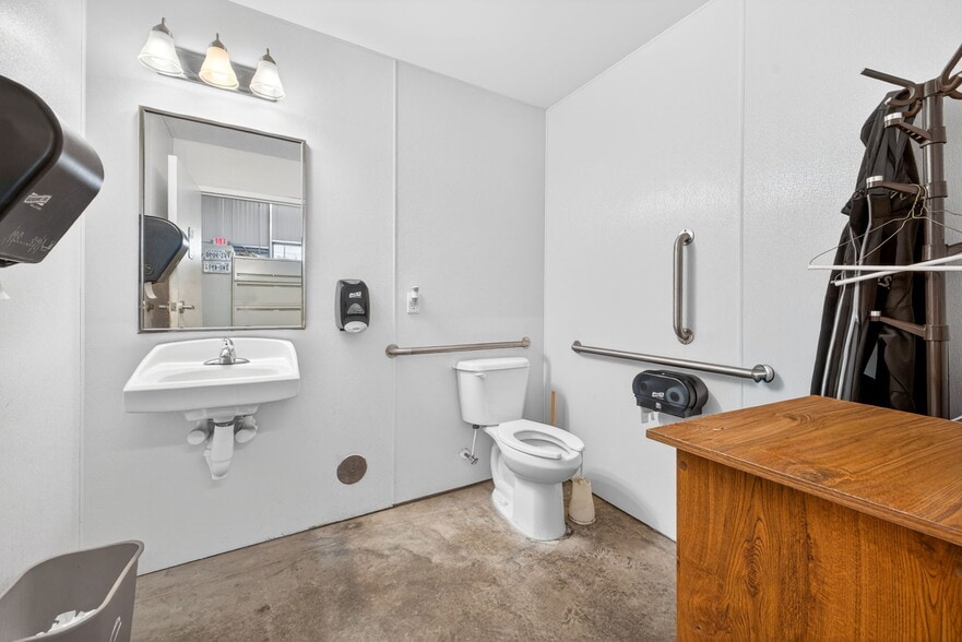 More Photos Of 3413 Griffin St, Portsmouth Light Distribution For Sale