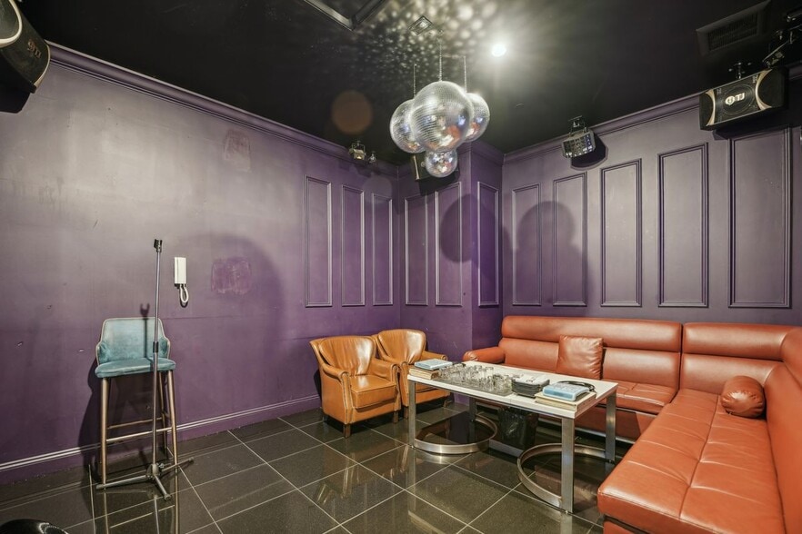 More Photos Of 400 Bergen Blvd, Palisades Park General Retail For Lease