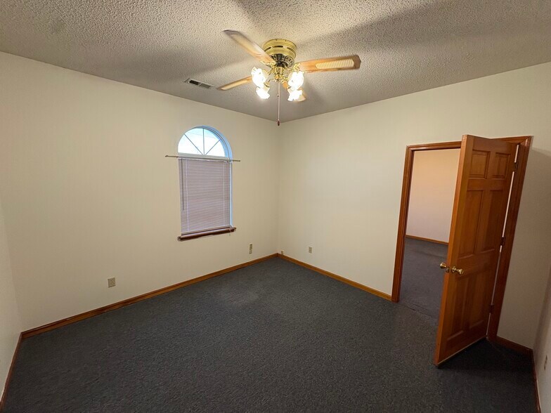 More Photos Of 121 E Broadway Blvd, Sedalia Office For Lease