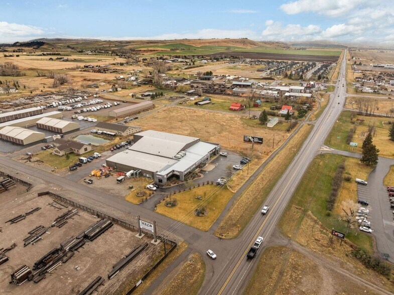 More Photos Of 12 Penny Ln, Gallatin Gateway Showroom For Sale