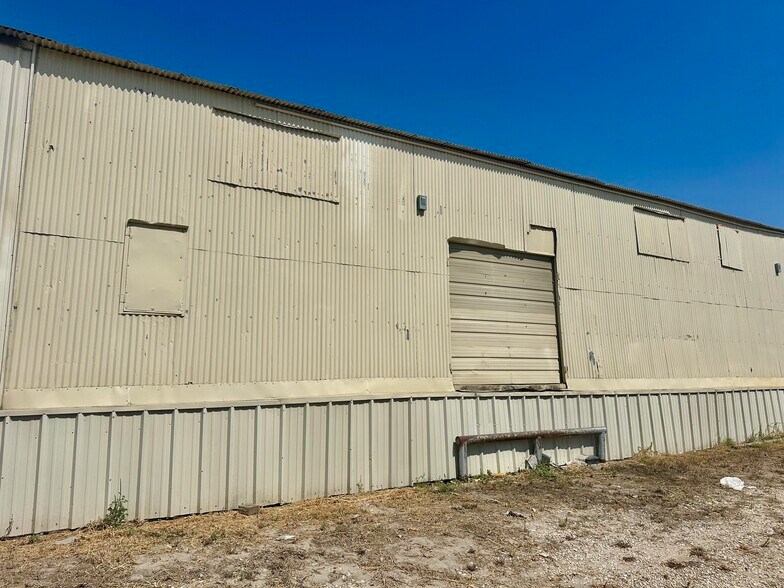 More Photos Of 200-232 W New Braunfels St, Seguin Warehouse For Lease