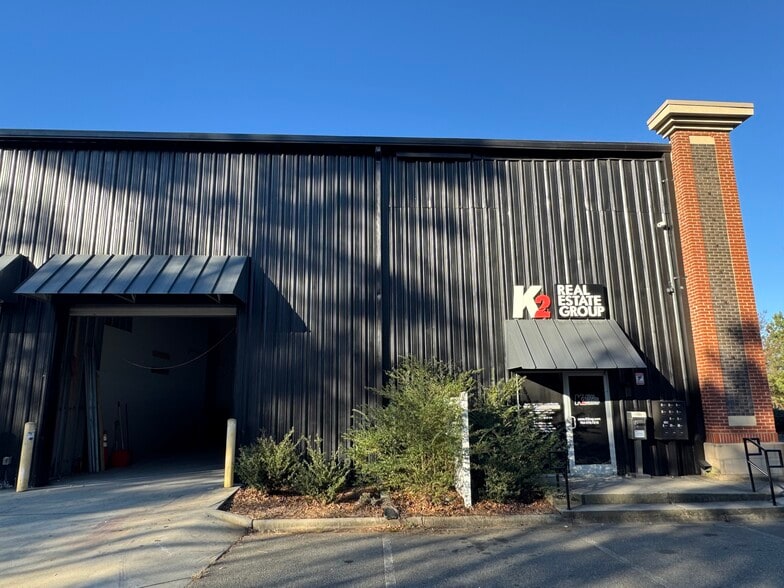 More Photos Of 10624 Metromont Pky, Charlotte Showroom For Lease