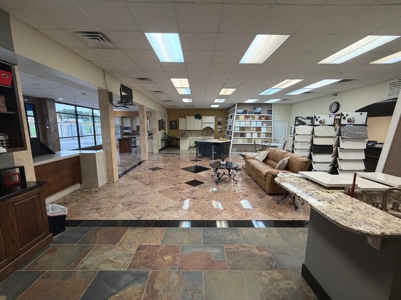 More Photos Of 18525 I-30 Hwy, Benton Showroom For Sale