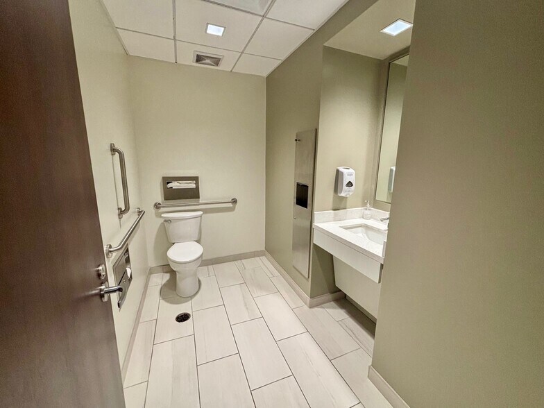 More Photos Of 841 E Hunting Park Ave, Philadelphia Medical For Lease