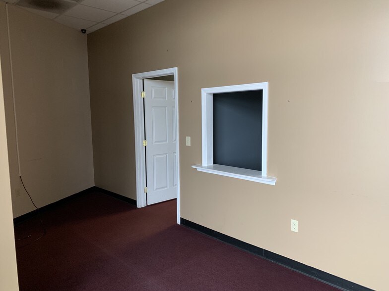 More Photos Of 5550 McFarland Blvd, Northport General Retail For Lease