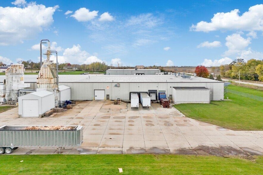 More Photos Of 1100 11th St, Charles City Warehouse For Sale