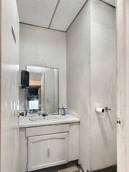 More Photos Of 2200 Easton Blvd, Des Moines Auto Dealership For Sale