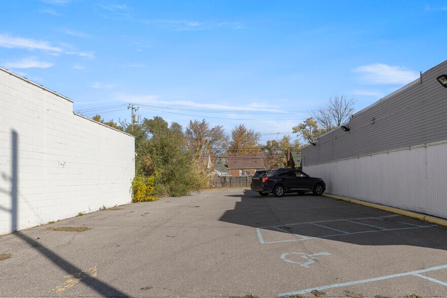 More Photos Of 25420 Grand River ave, Redford Twp Service Station For Lease