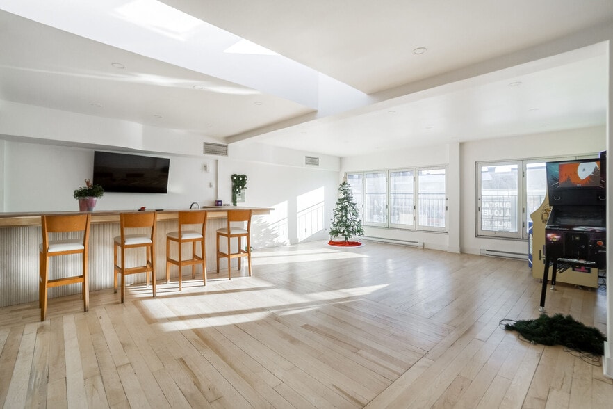 More Photos Of 2221-2227 Rue Bélanger, Montréal Storefront Retail Office For Sale