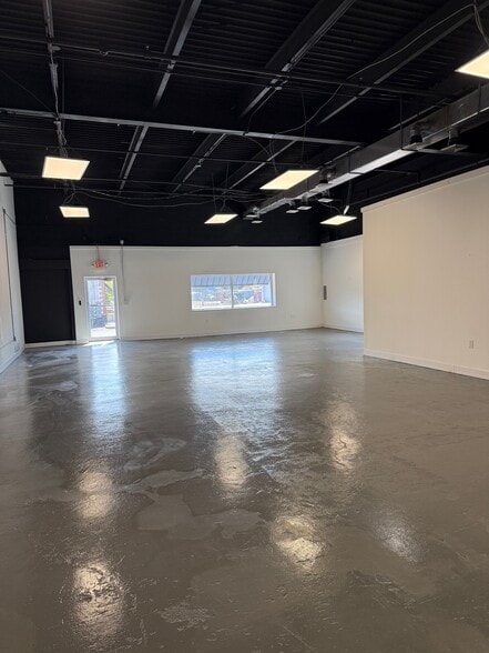 More Photos Of 635 New Park Ave, West Hartford Warehouse For Lease