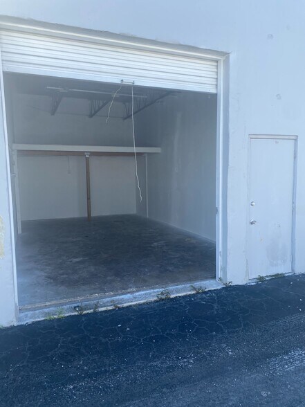 More Photos Of 4500-4560 N Dixie Hwy, Oakland Park Light Manufacturing For Lease