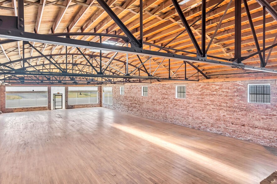 More Photos Of 815 W Broadway St, Ardmore Freestanding For Sale