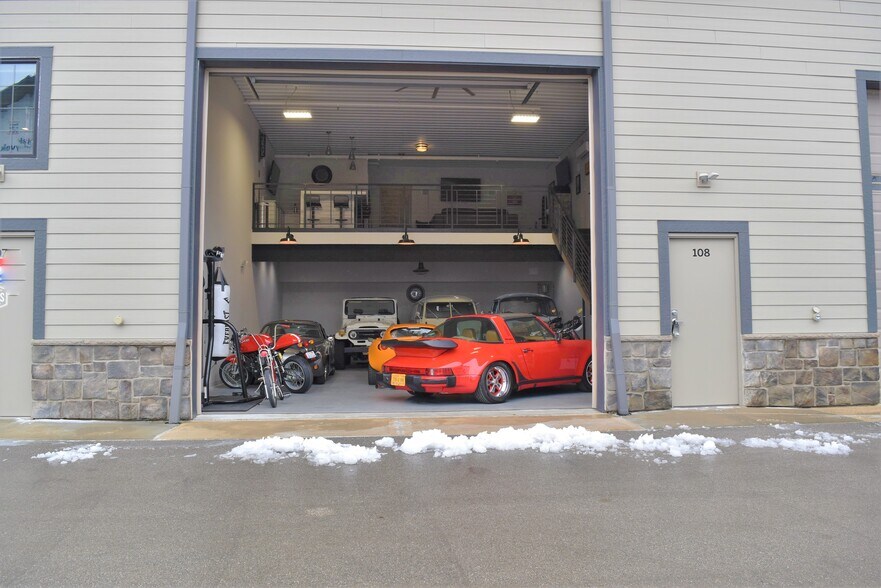 More Photos Of 2108-2260 Ferry Rd, Naperville Showroom For Sale