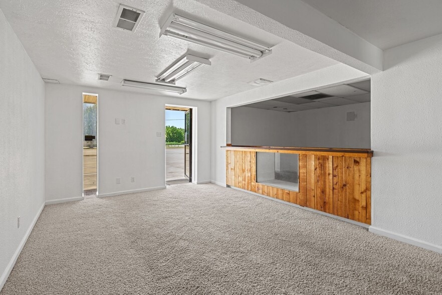 More Photos Of 621 Industrial Blvd, Grapevine Distribution For Lease