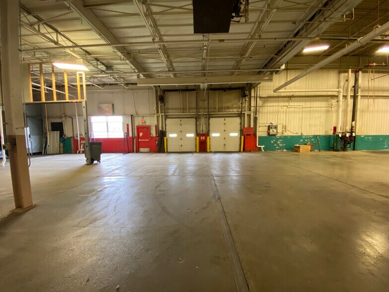 More Photos Of 1007 S 12th St, Watertown Warehouse For Lease