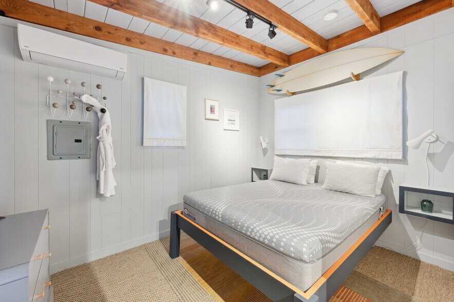 More Photos Of 32 Lighthouse Rd, Hampton Bays Hotel For Sale