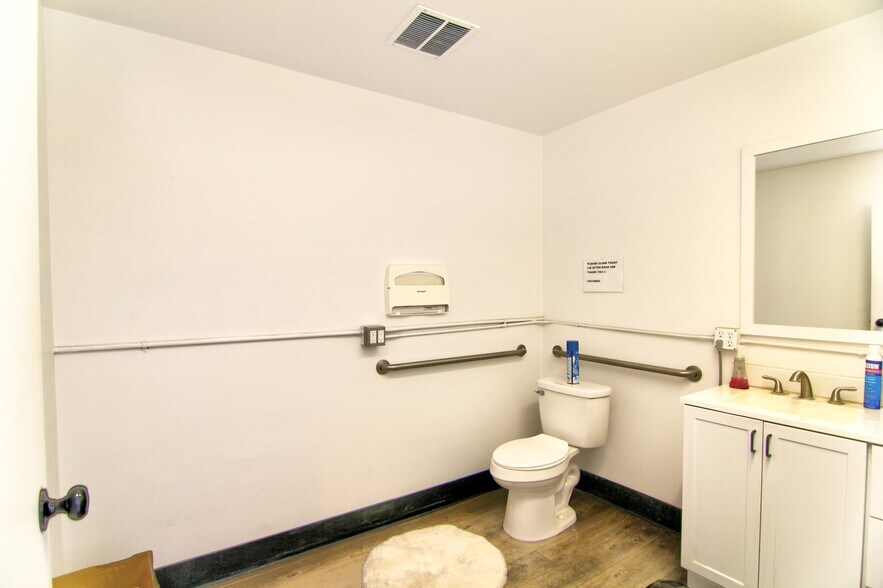 More Photos Of 4125 Market St, Ventura Light Manufacturing For Sale