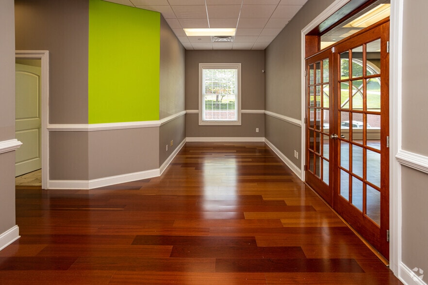 More Photos Of 120 Suburban Rd, Knoxville Office For Lease