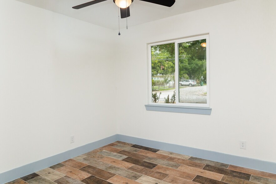 More Photos Of 811 Matchett St, Brenham Apartments For Sale