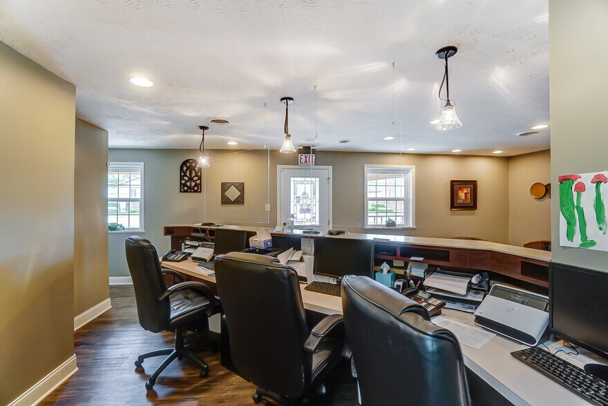 More Photos Of 1010-1090 N Market St, Troy Medical For Lease