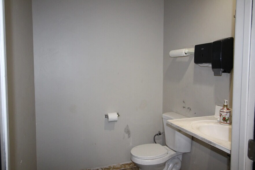 More Photos Of 74-567 Honokohau St, Kailua Kona Warehouse For Sale