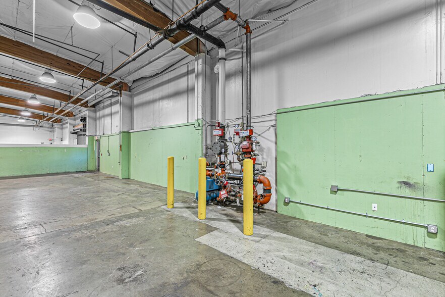 More Photos Of 1990 NW Washington Blvd, Grants Pass Warehouse For Sale